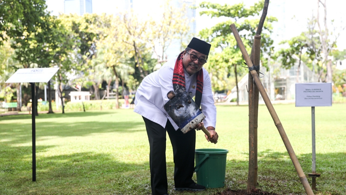 Hari Menanam Pohon Dunia, Rano Karno Tanam 40 Pohon di Taman Menteng untuk Hijaukan Jakarta