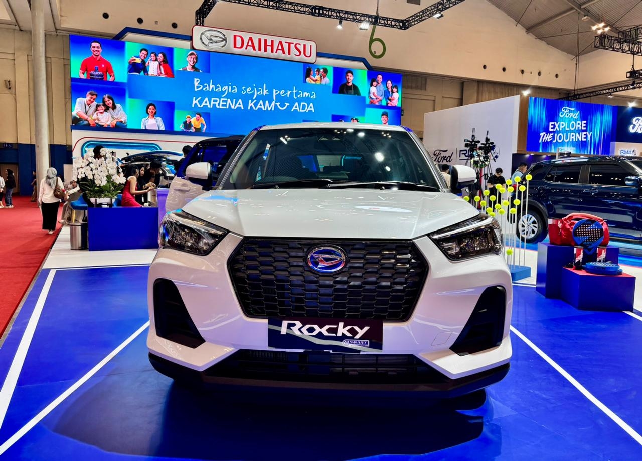 Daihatsu Serahkan Tiga Unit Pertama Rocky Hybrid kepada Konsumen di GJAW 2025