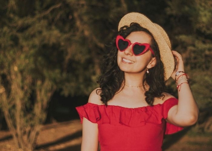 Apakah kacamata hitam benar-benar membuat Anda menjadi orang yang lebih percaya diri? Ini Jawaban Psikolog