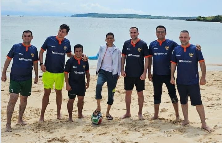 Timur Kapadze Nikmati Pink Beach Lombok, Semakin Dekat jadi Pelatih Timnas Indonesia?