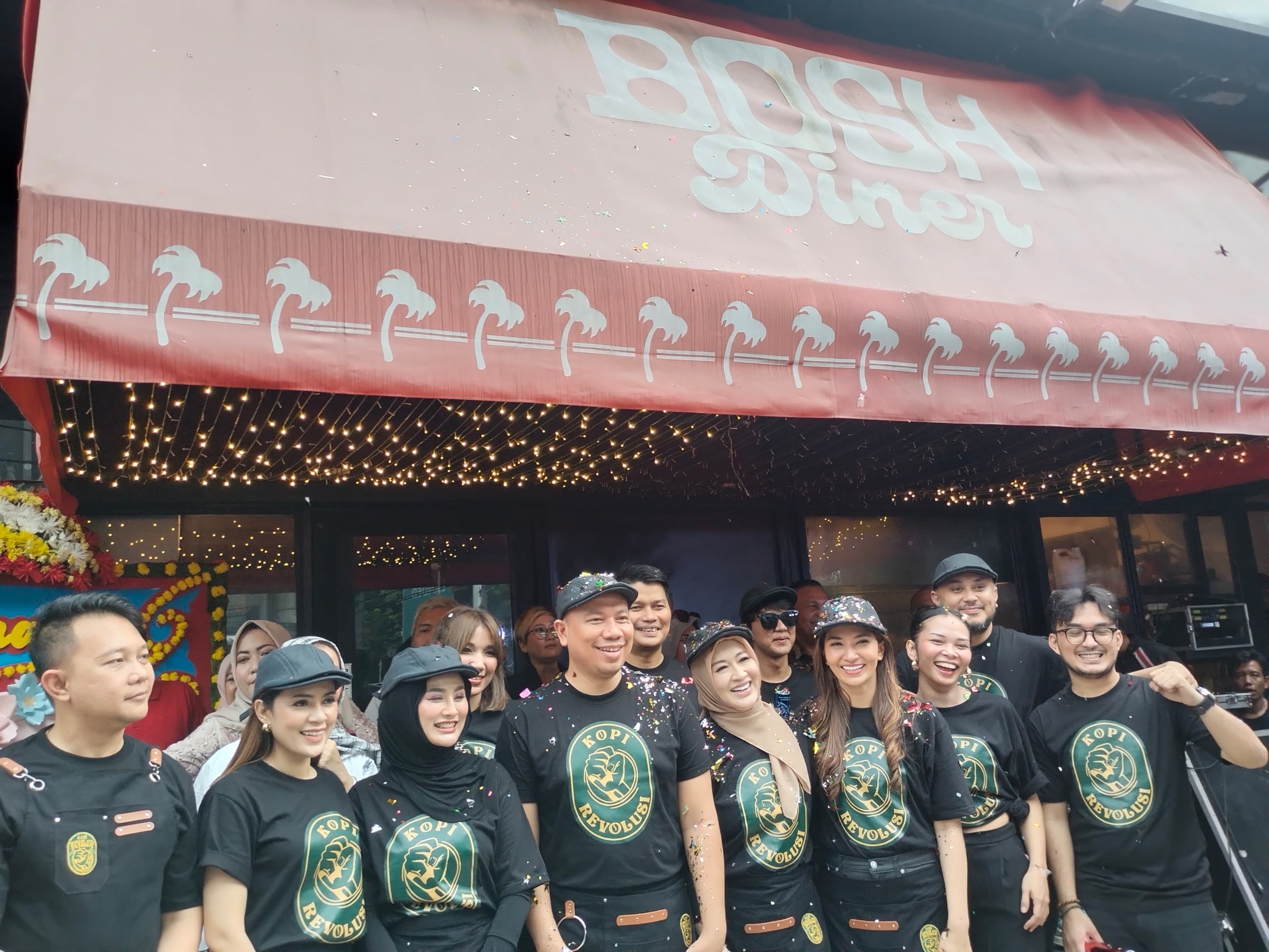 Vicky Prasetyo Luncurkan Kopi Revolusi dengan Tiga Menu Berfilosofi Perjuangan