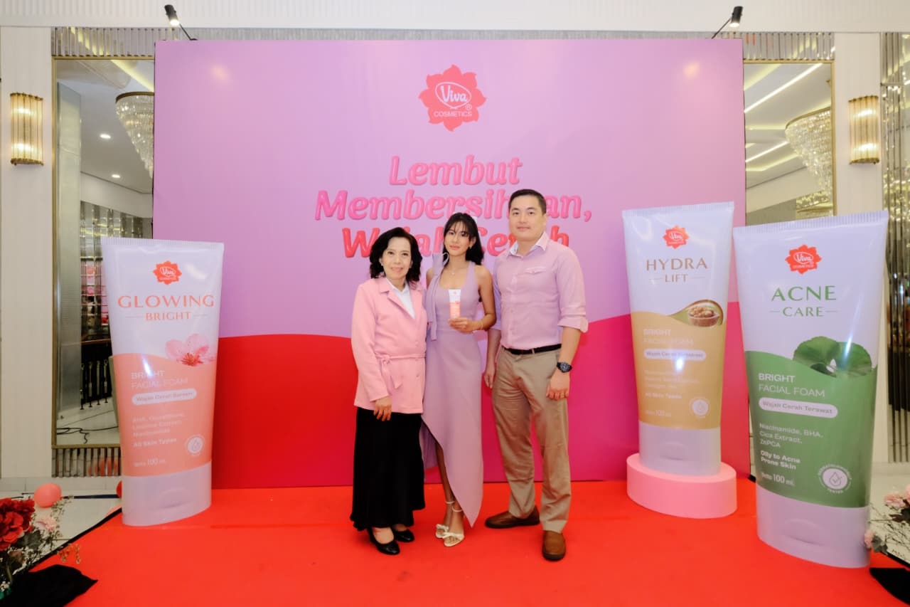 Shenina Cinnamon Makin Glowing Lewat Viva Bright Facial Foam