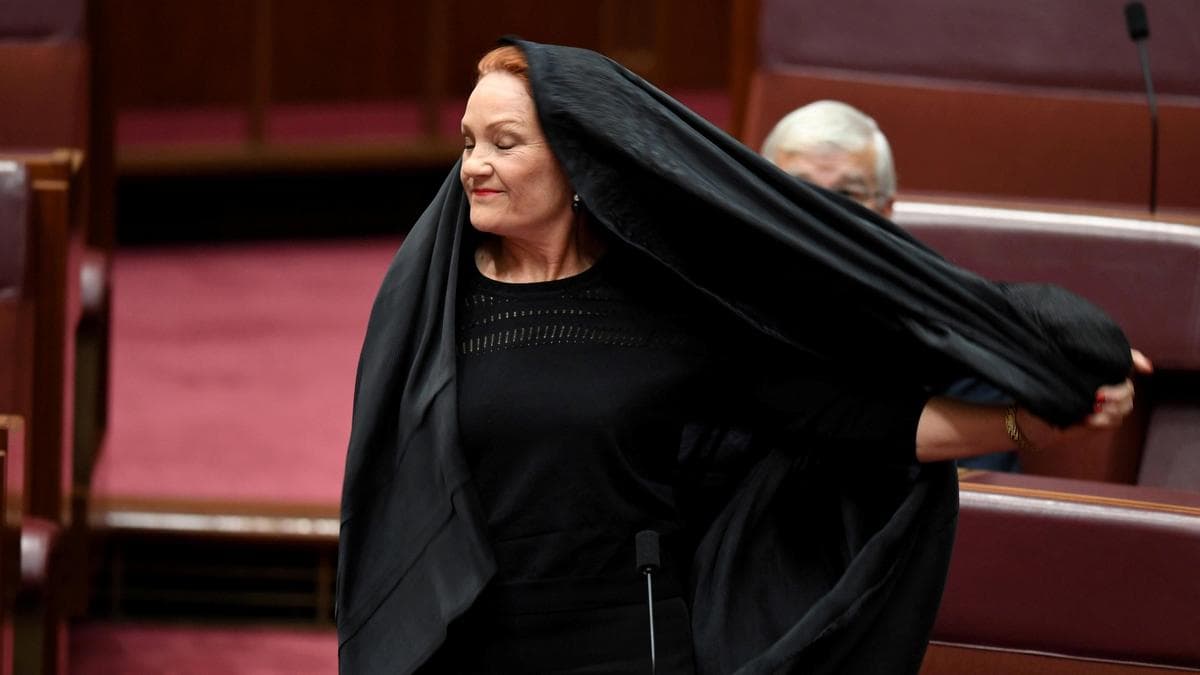 Senator Australia Pauline Hanson Diskors Usai Kenakan Burqa di Parlemen