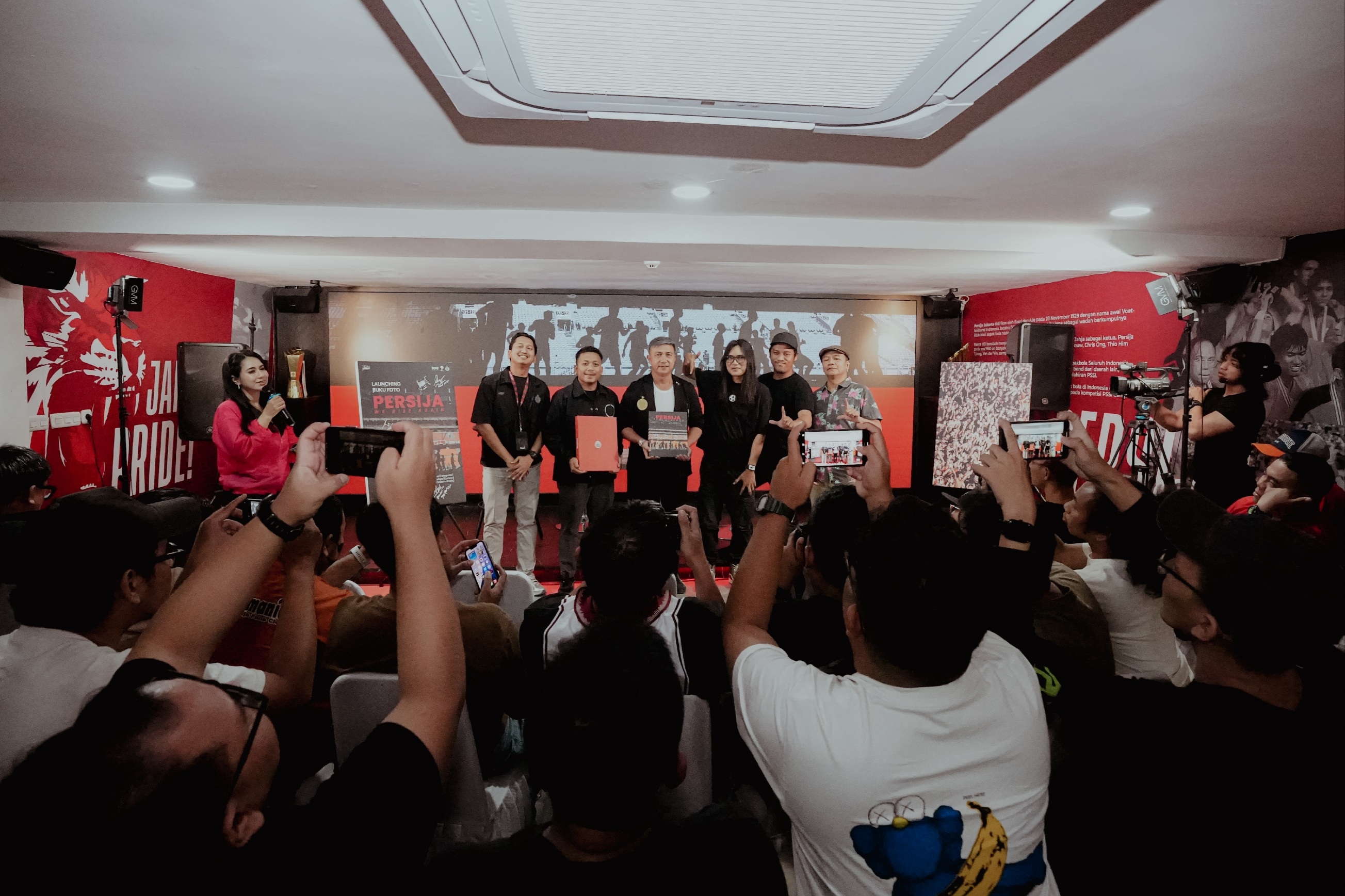 Cetak Sejarah, Persija Luncurkan Buku Fotografi Bertajuk Persija: We Rise Again