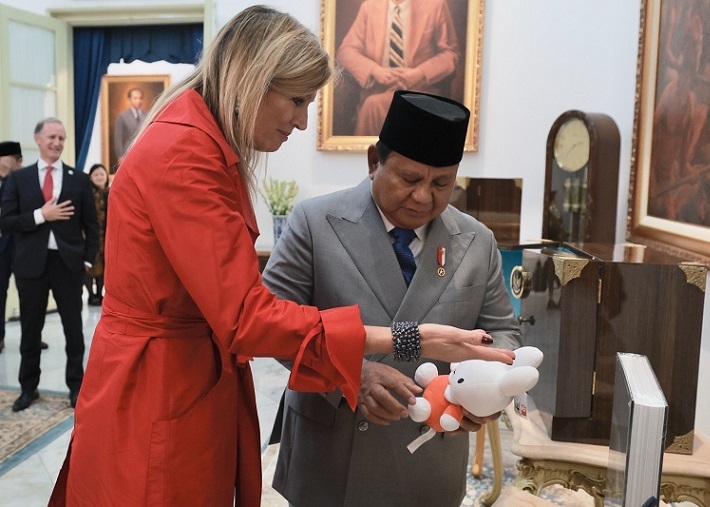 Presiden Prabowo dan Ratu Maxima Bertukar Cenderamata, Batik Pekalongan hingga Jersey untuk Bobby