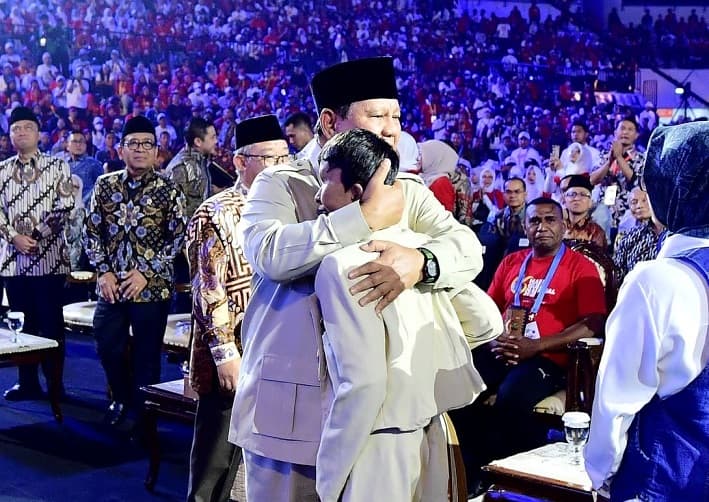 Pelukan Presiden Prabowo untuk Azzam Jadi Momen Mengharukan di Puncak Hari Guru Nasional 2025