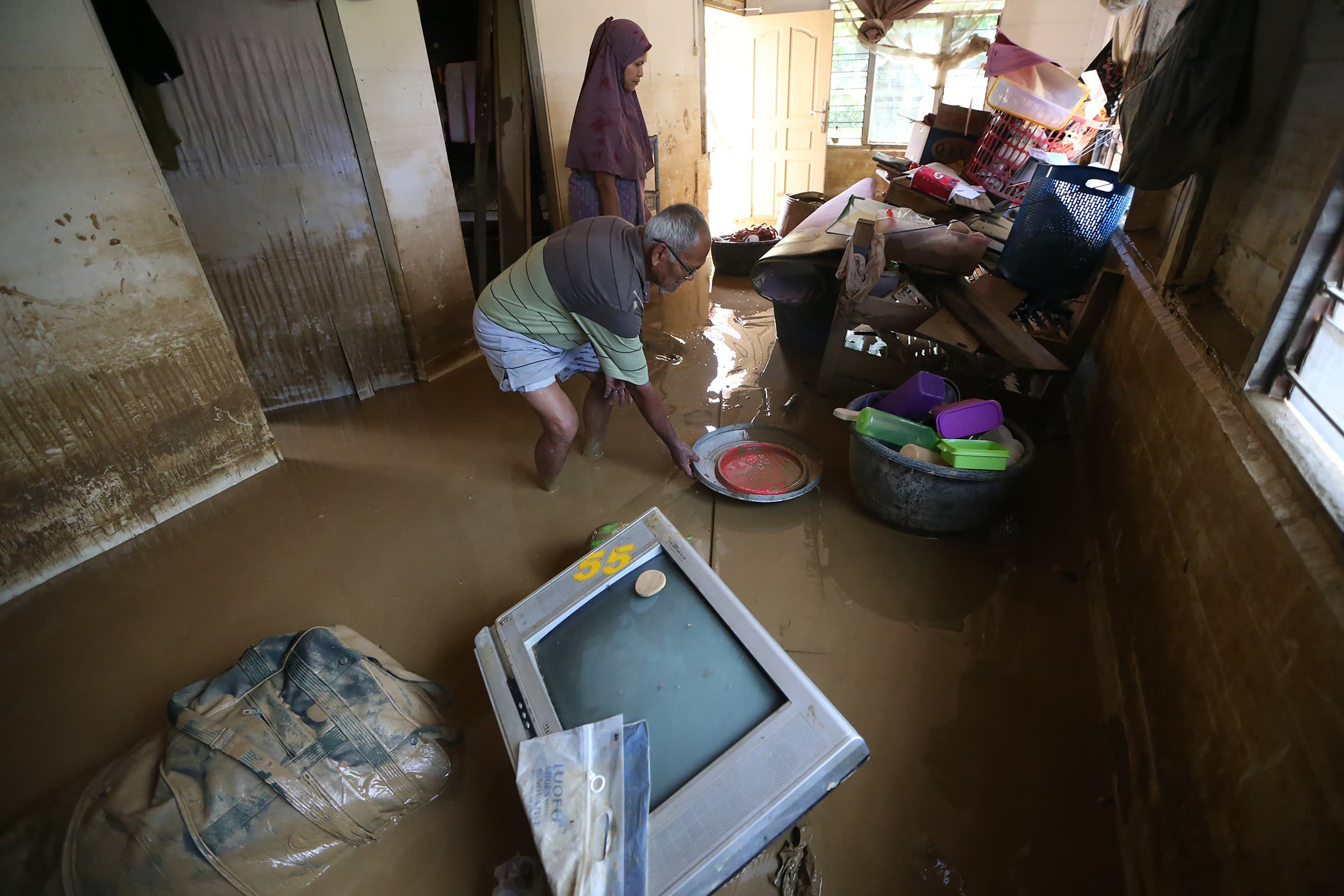 Bencana Banjir Bandang dan Longsor di Sumatera: Korban Tewas Tembus 300, Ratusan Masih Hilang