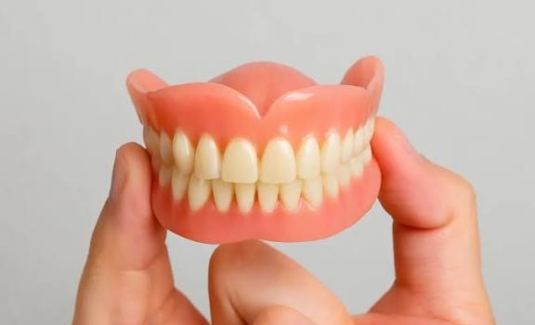 Cara Merawat Gigi Palsu agar Tetap Bersih, Awet, dan Nyaman Digunakan