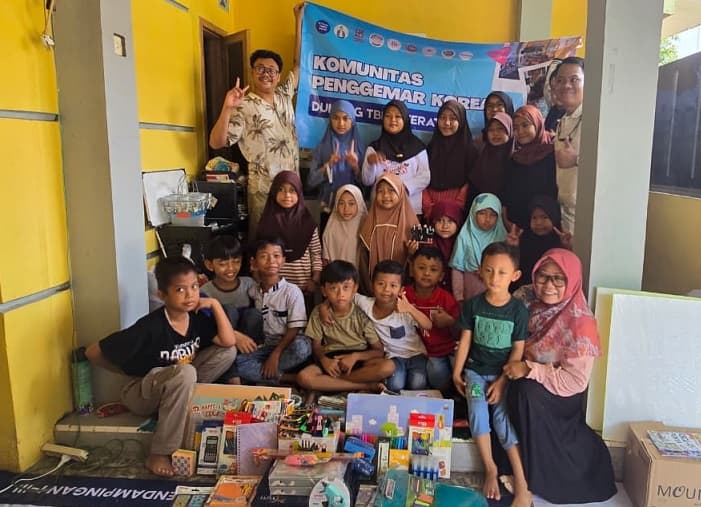 Jadi Inspirasi Semangat Sosial, Komunitas K-Pop Beri Bantuan ATK untuk Taman Baca Literati di Cirebon