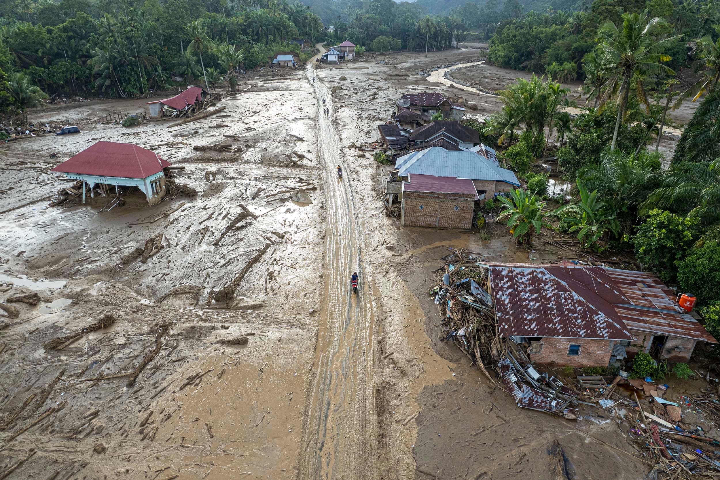 Pemerintah Kerahkan 28 Helikopter untuk Tangani Bencana di Aceh, Sumbar, dan Sumut