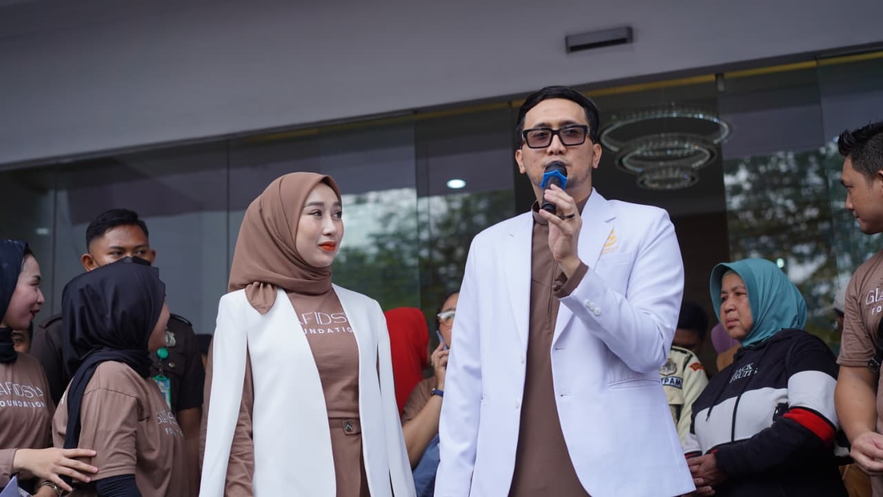 Dokter Reza Gladys Dirikan Yayasan, 1.000 Sembako hingga Pengobatan Gratis Untuk Warga Cianjur