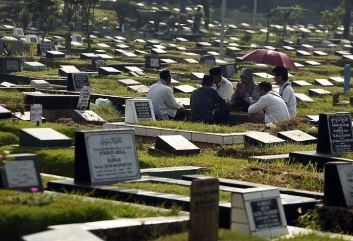 Tradisi Tabur Bunga di Makam: Antara Nilai Budaya dan Ajaran Islam