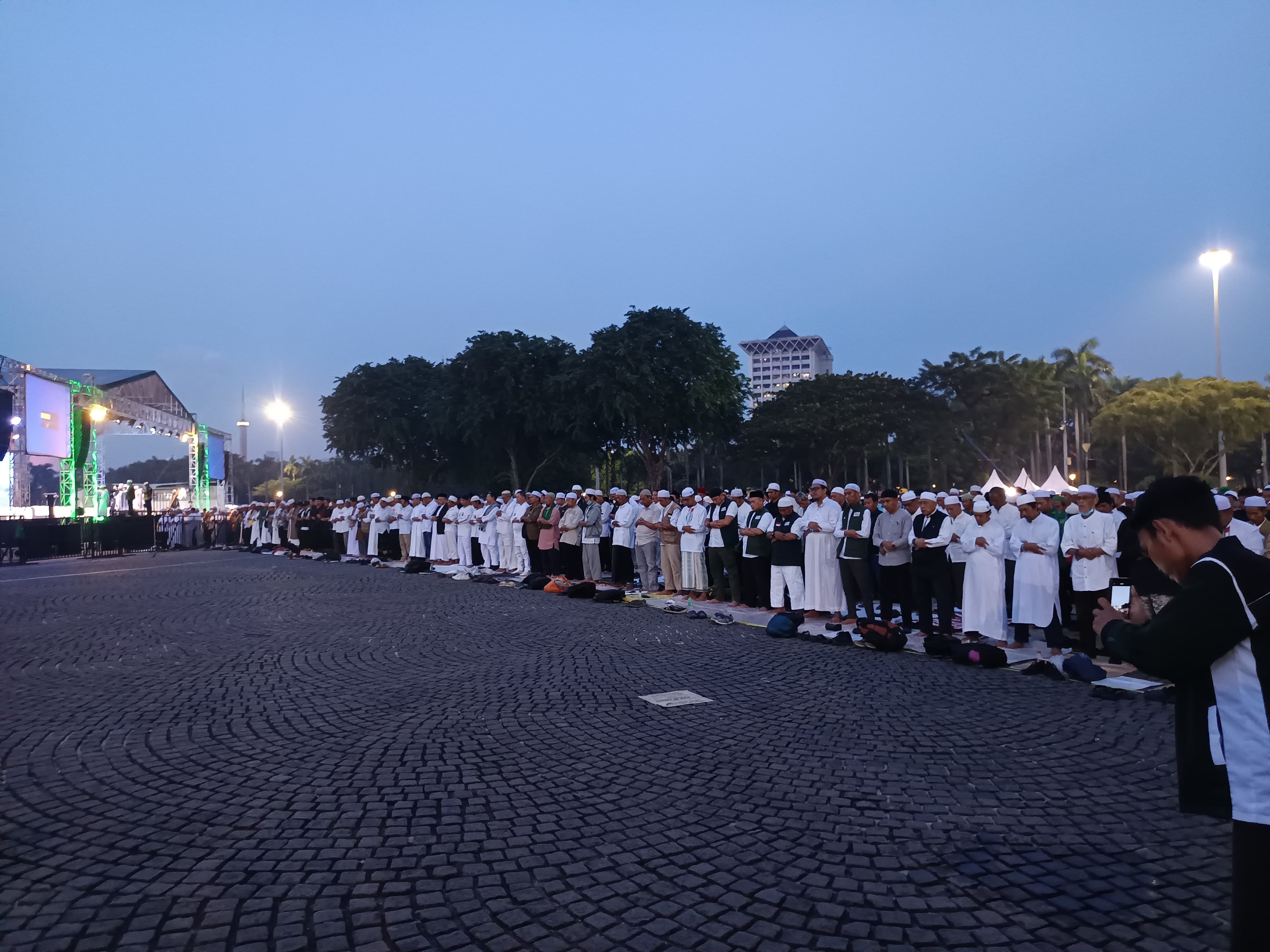 Peserta Reuni 212 Gelar Salat Magrib Berjamaah di Sisi Timur Monas