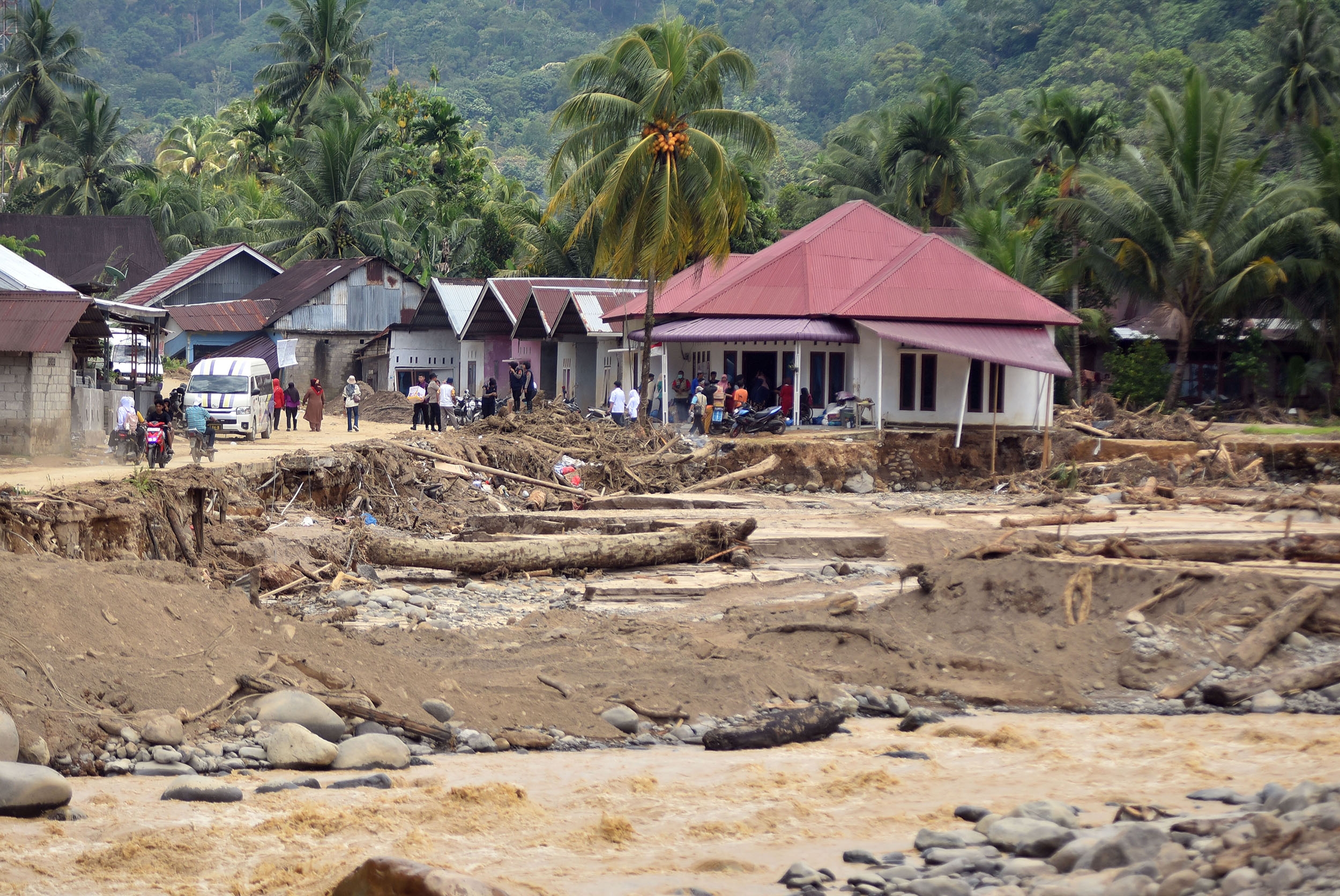 Terimbas Banjir, PLN Sebut Sistem Kelistrikan Sumbar Pulih 100 Persen