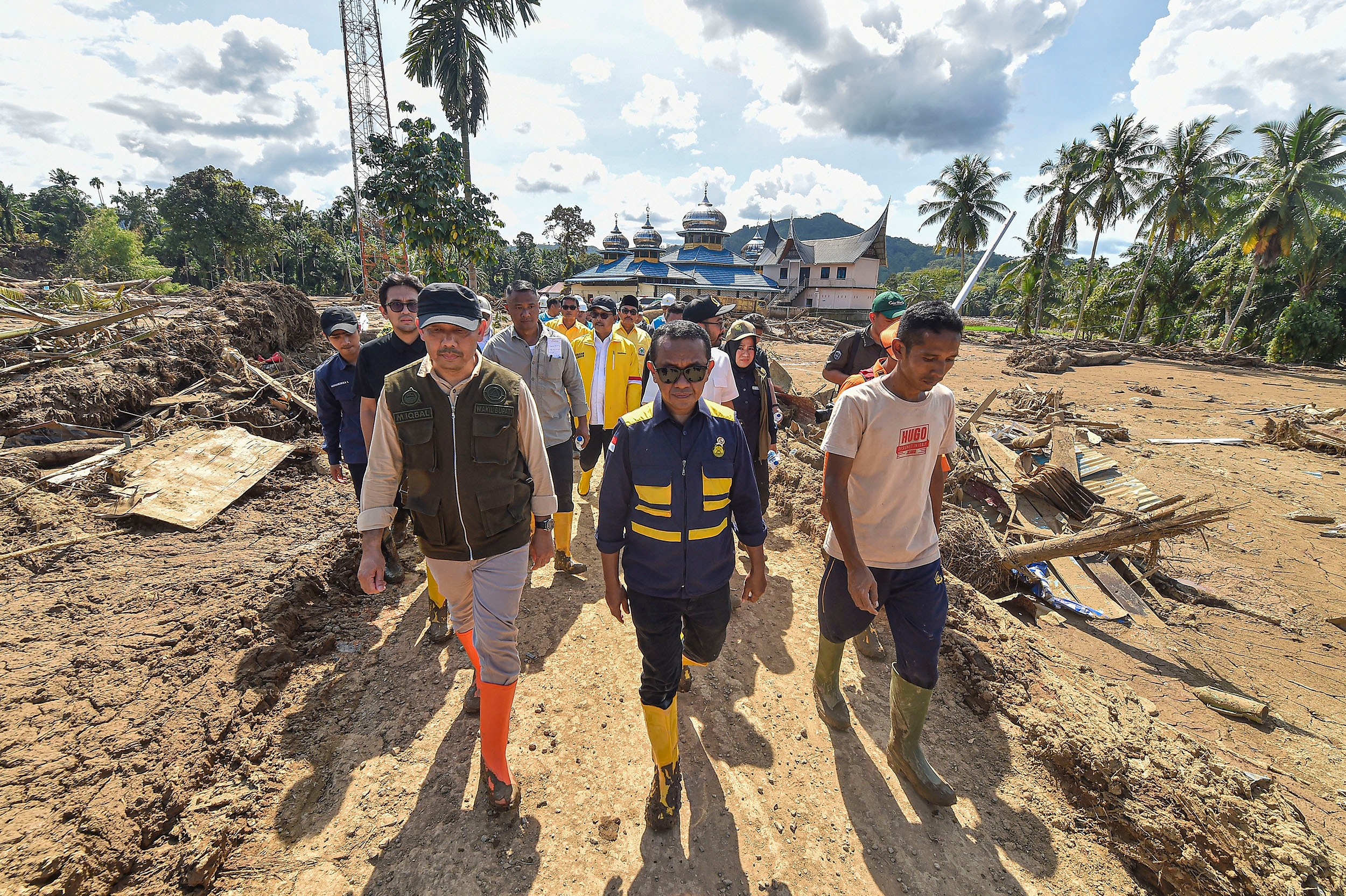 Kunjungi Korban Bencana, Bahlil: Saya Tak Segan Cabut Izin Perusahaan Tambang Nakal
