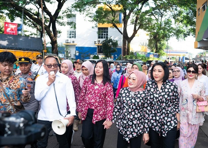 Sambut Hari Ibu, KKJ dan BIP Mengusap Lelah Buruh Pengupas Bawang Pasar Kramat Jati