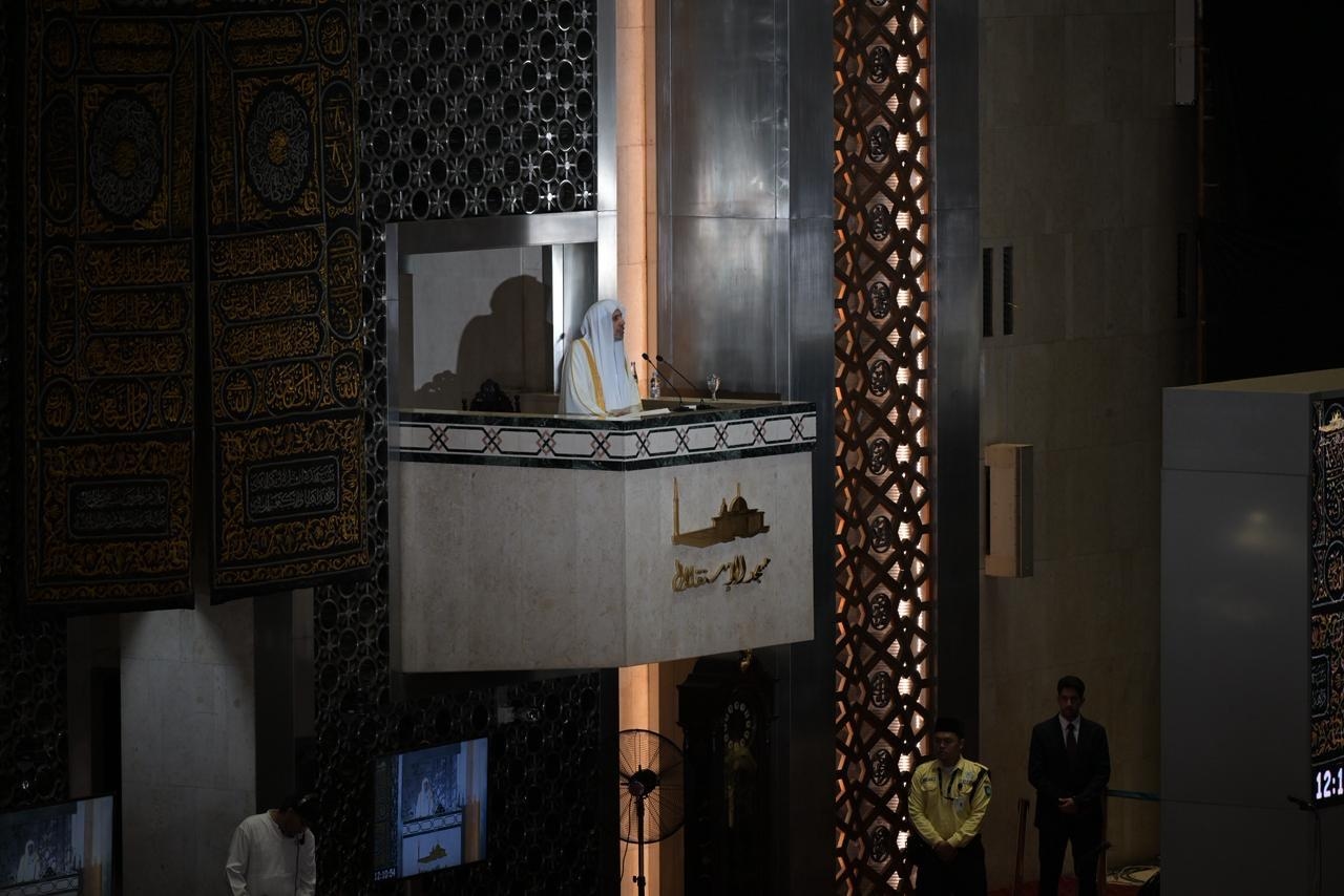 Sekjen Liga Muslim Dunia Khutbah Jumat di Jakarta, Serukan Persatuan Umat dan Solidaritas Global