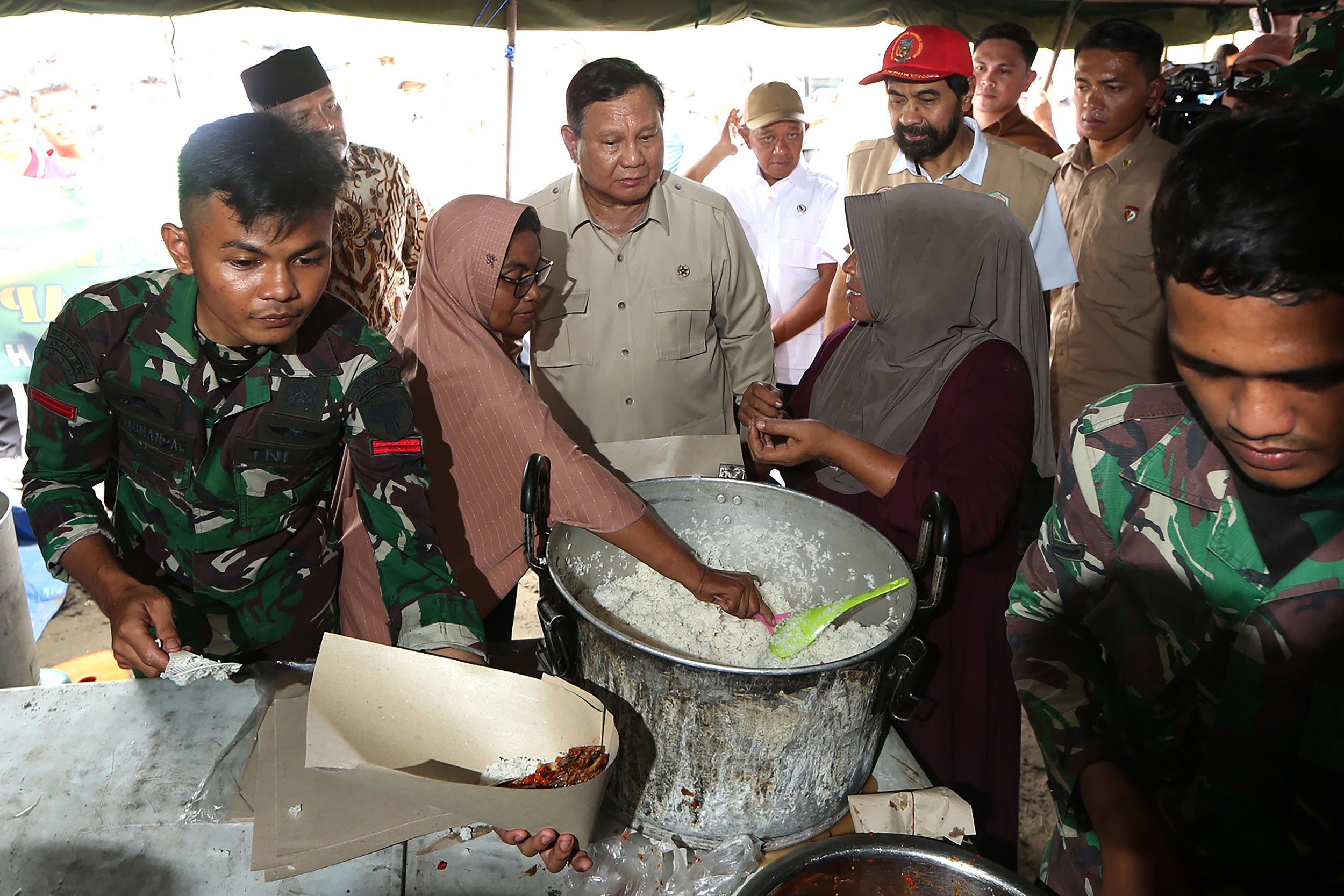 323 Dapur MBG Dialihfungsikan Jadi Dapur Umum, Layani Korban Banjir Sumatera