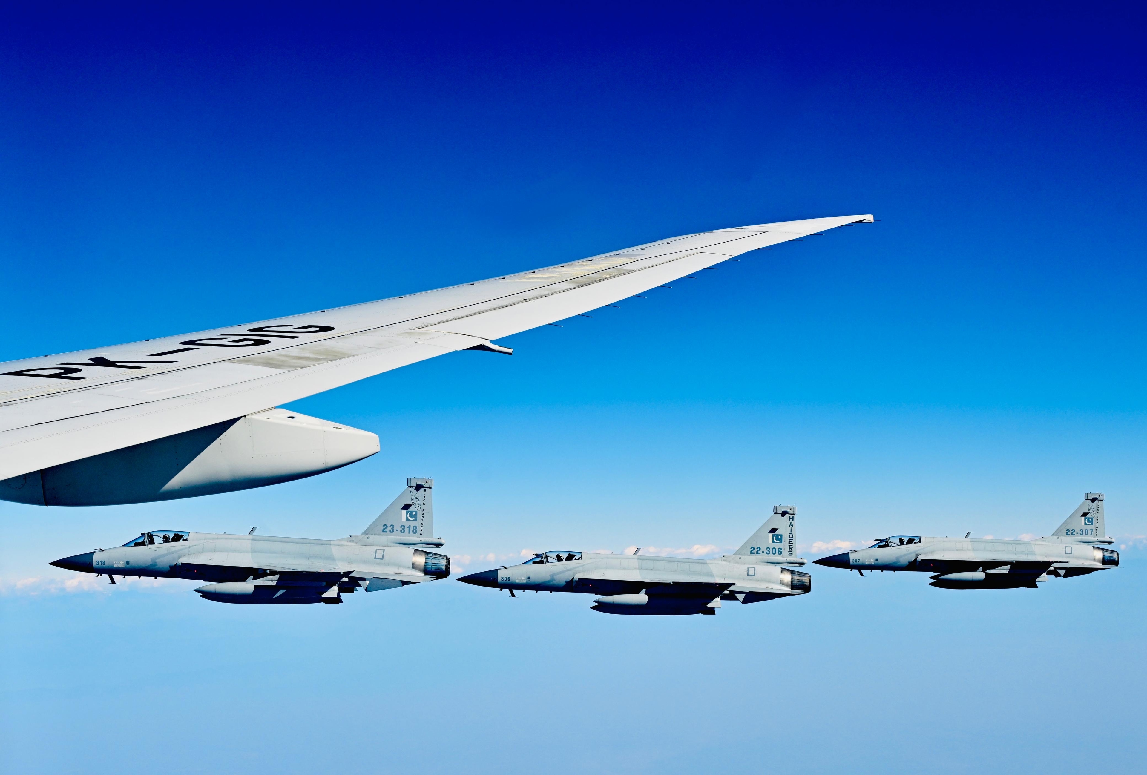 Di Wilayah Udara Pakistan, Prabowo Dikawal 6 Jet Tempur JF-17 Thunder