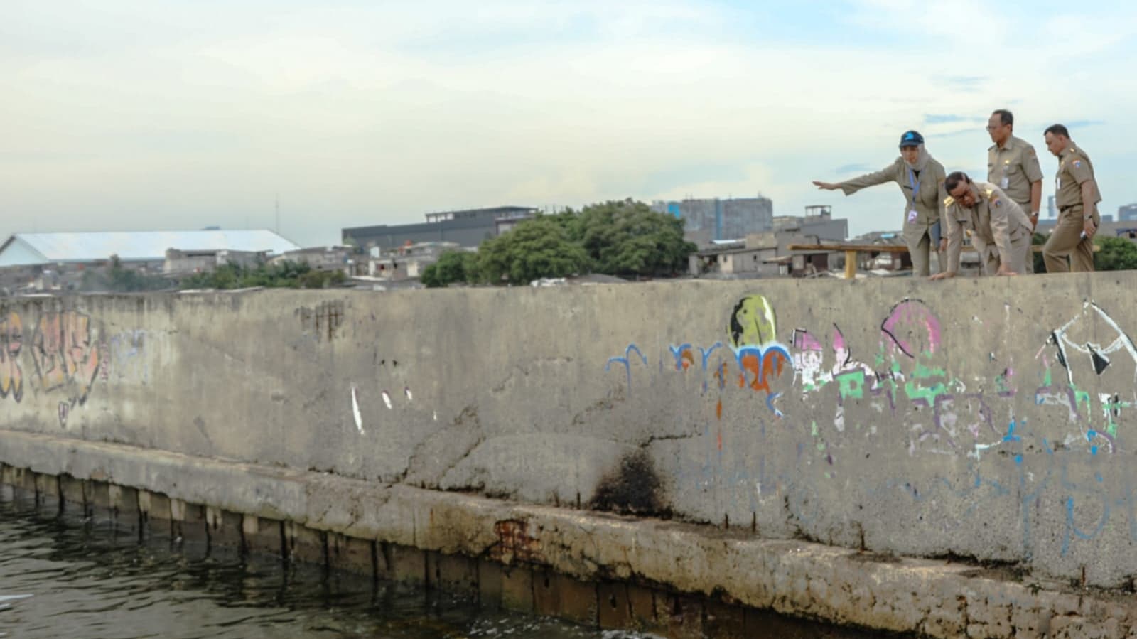 Tinjau Tanggul Muara Baru, Pramono Perkuat Kolaborasi Atasi Banjir Rob