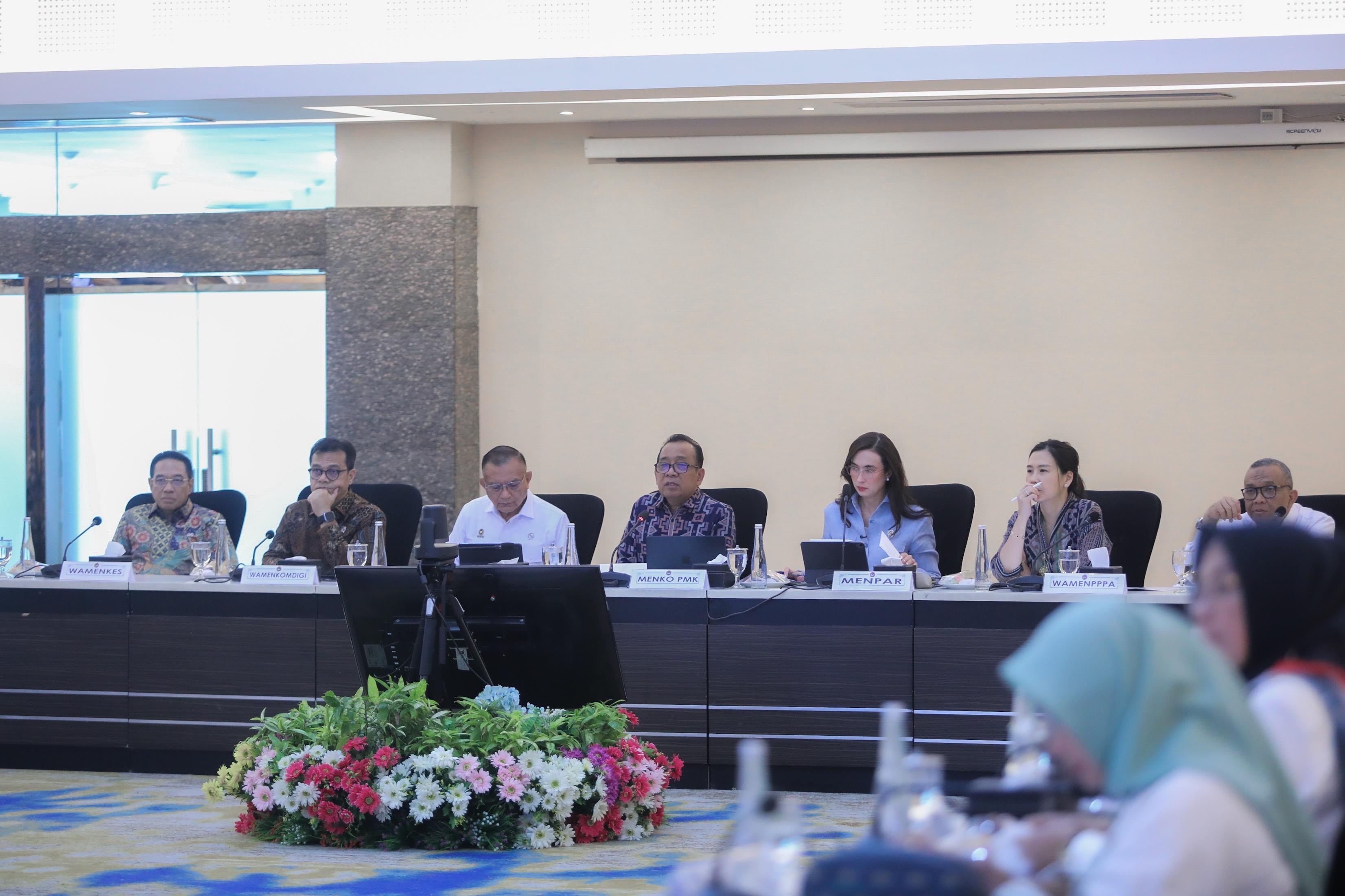 Di Tengah Penanganan Bencana, Pratikno Minta Pelayanan Saat Nataru Tetap Maksimal