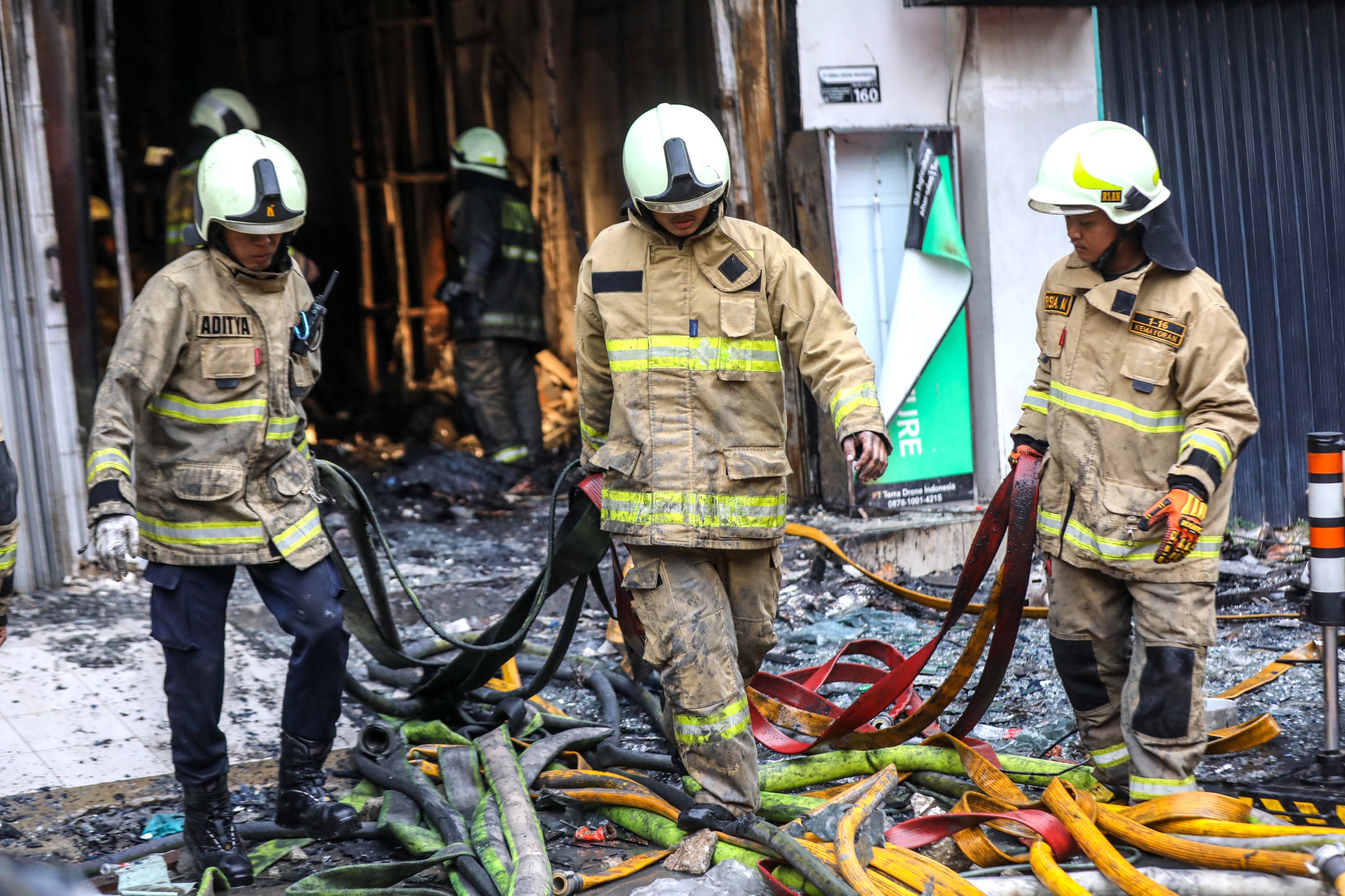 UPDATE: Kebakaran Cempaka Putih Tewaskan 22 Orang, Evakuasi Masih Berlangsung