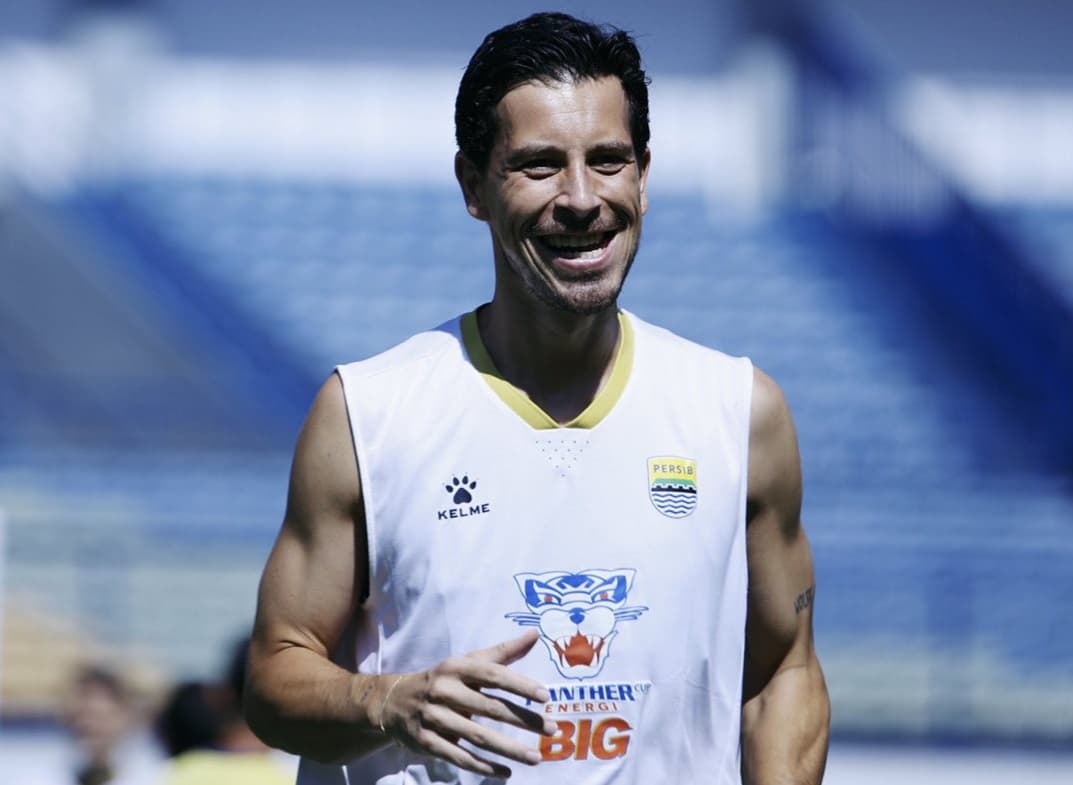 Persib vs Malut United: Thom Haye Bersiap untuk Laga Sulit dan Perjalanan Jauh ke Maluku