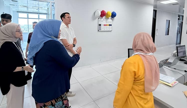 Kunjungi Korban Kecelakaan Mobil MBG, Golkar Jakarta Serahkan Santunan