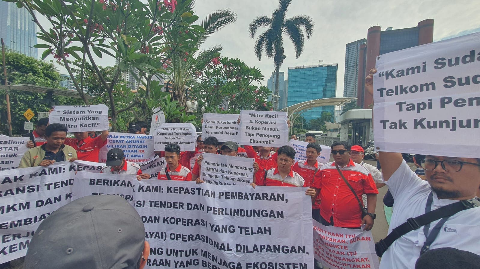 Ratusan Mitra Telkom Akses Gelar Aksi, Minta Tungggakan Upah Proyek Segera Dibayarkan