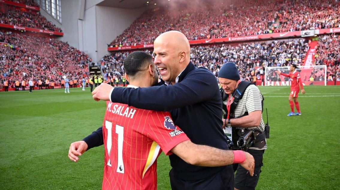 Arne Slot Tegaskan Tak Ada Masalah, Mohamed Salah Tetap Bertahan Bersama Liverpool