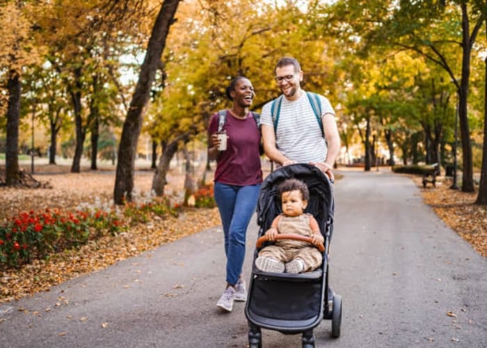 Langkah Aman dan Nyaman Bawa Bayi Pertama Kali ke Luar Rumah