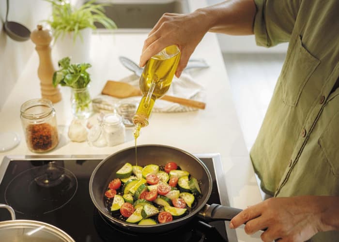 Begini Cara Menggoreng Tanpa Minyak Muncrat, Anti Panik di Dapur!