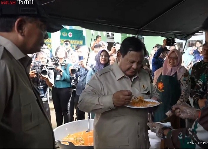 Prabowo Santap Nasi Goreng Telur Ceplok Saat Meninjau Dapur Pengungsian di Kabupaten Agam