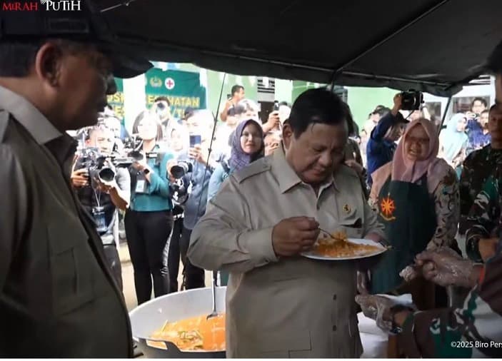 Prabowo Santap Nasi Goreng Telur Ceplok Saat Meninjau Dapur Pengungsian di Kabupaten Agam