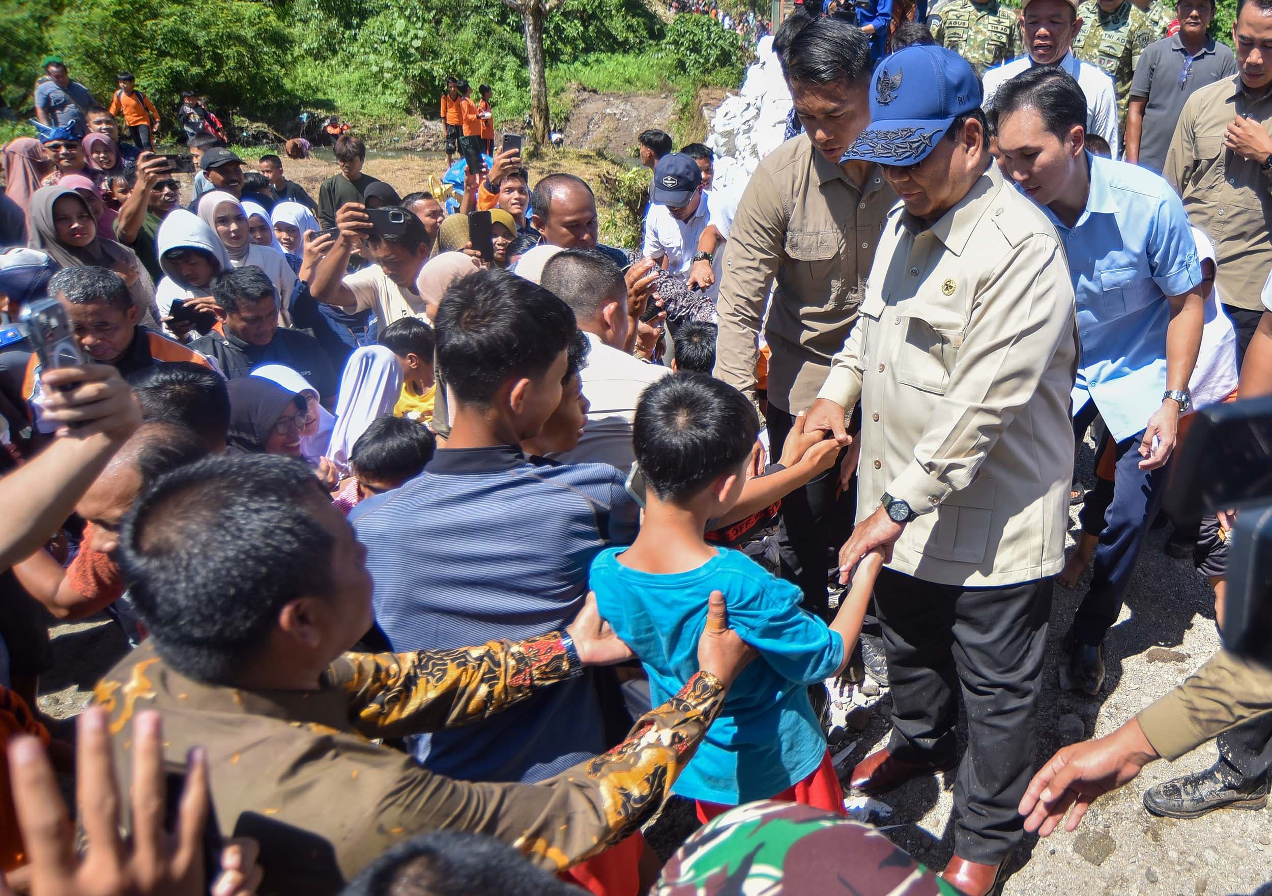 Prabowo Bolak-balik Tinjau Lokasi Bencana, Pemulihan Sudah Dikebut Sejak Minggu Pertama