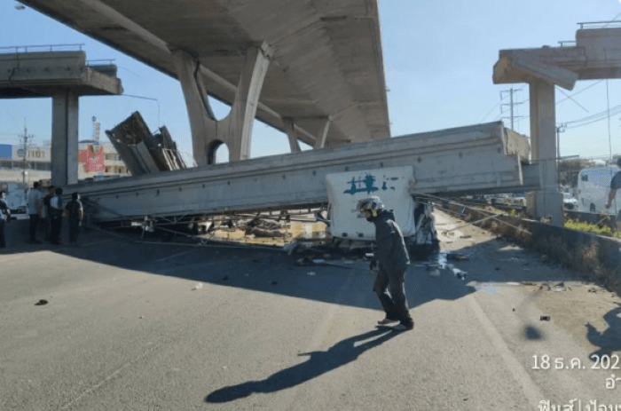 Jembatan Penyeberangan Roboh Dihantam Truk Dump, Satu Orang Tewas