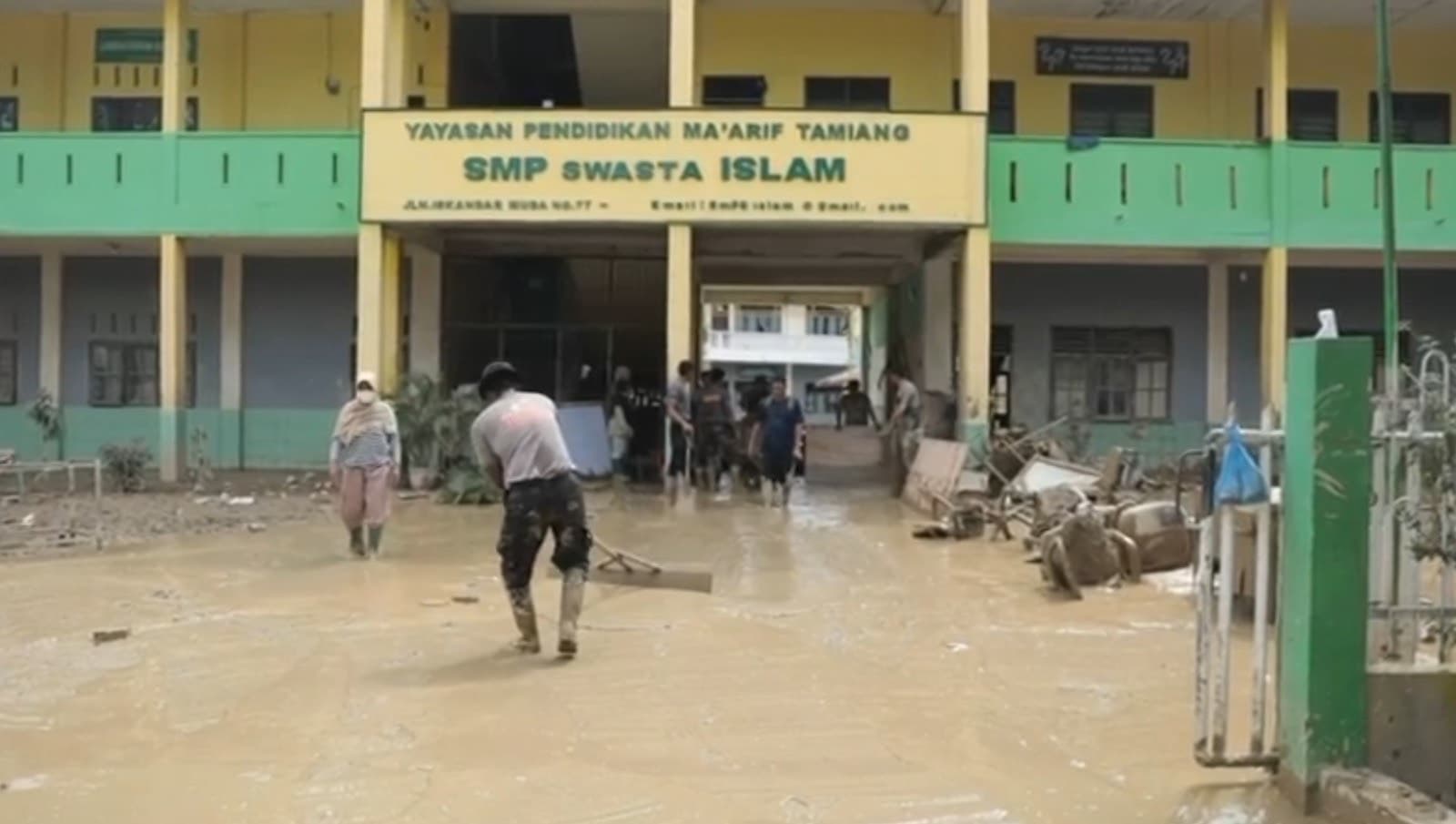 Percepat Pemulihan Pendidikan Pascabencana, Brimob Dikerahkan Bersihkan Lumpur di Sekolah