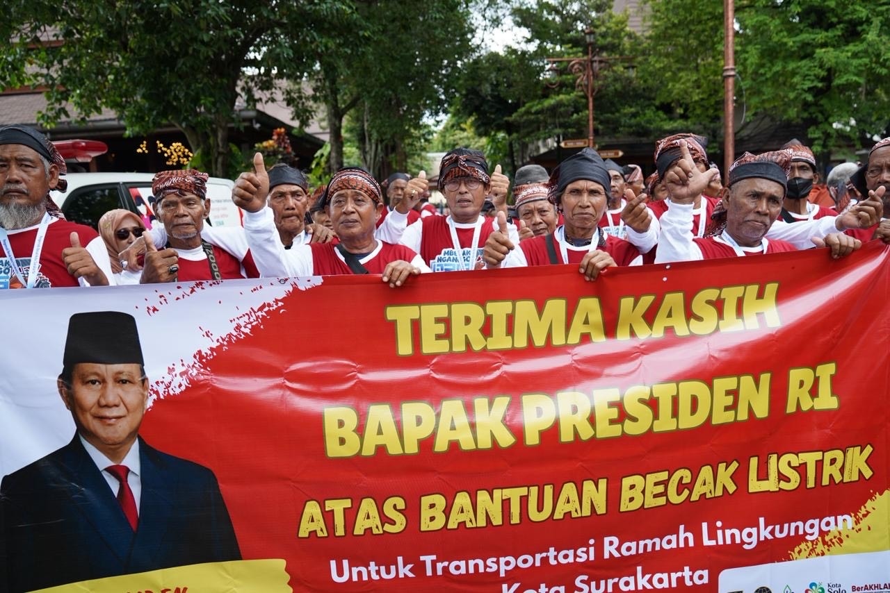Prabowo Bagikan 200 Becak Listrik di Solo, Penarik Lansia: Ini Baru Presiden Indonesia