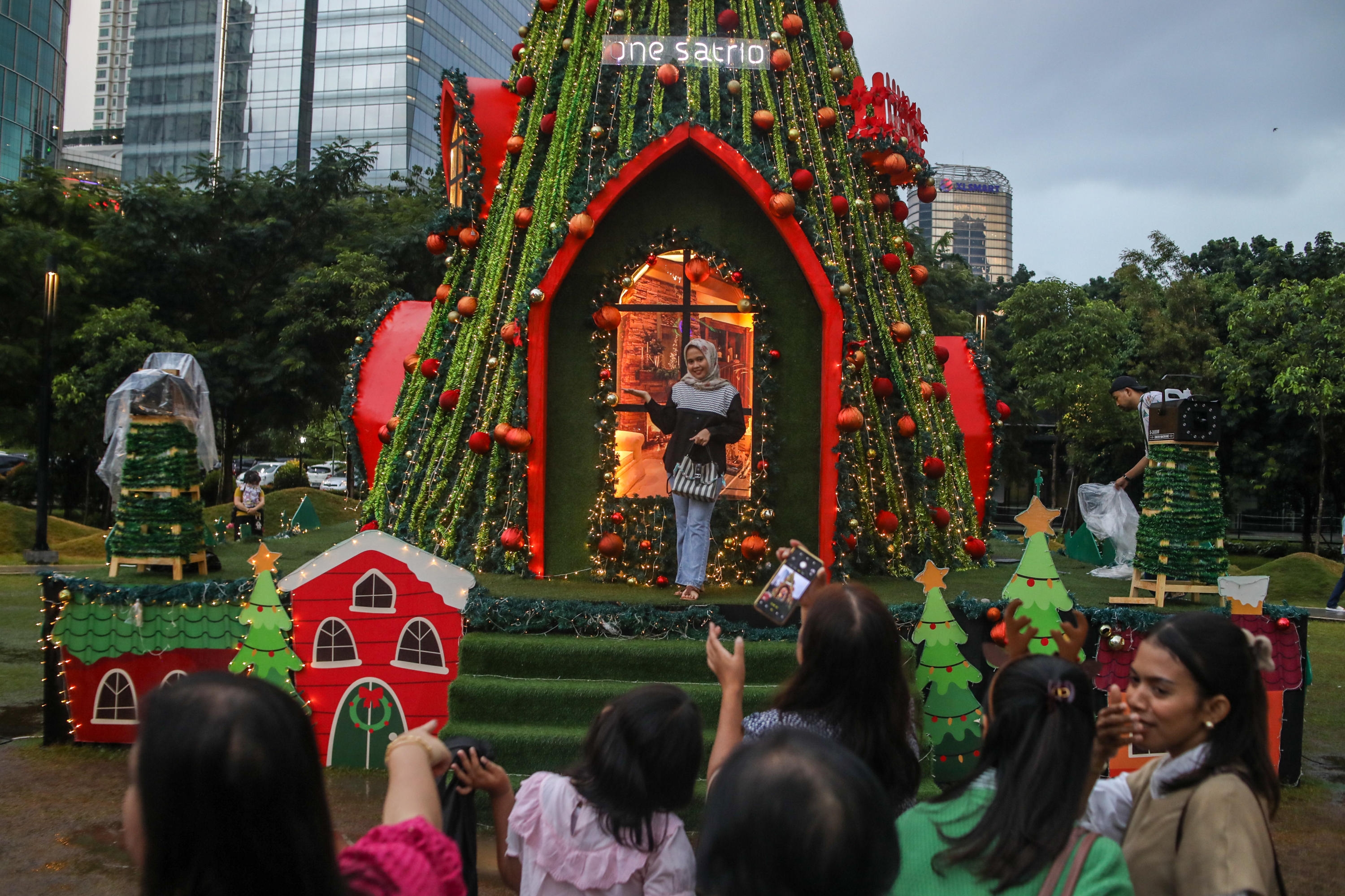 Umat Islam Merayakan Natal dengan Niat Menghormati Kelahiran Nabi Isa, Apa Hukumnya?