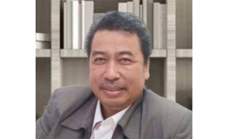 Mahkota Kertas: Ketika Gelar Sarjana Kehilangan Jiwa