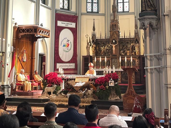 Dipimpin Kardinal Suharyo, Ribuan Jemaat Ikuti Misa Pontifikal di Katedral Jakarta