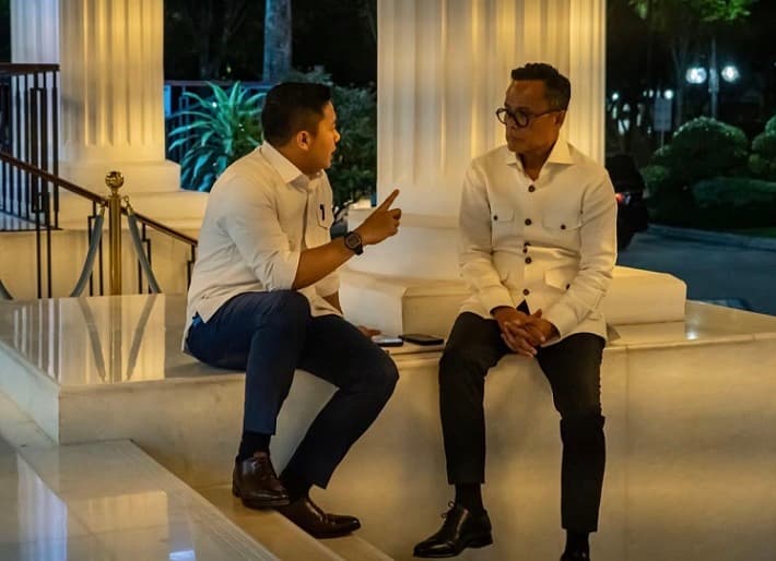 Serius Tapi Santai, Seskab Teddy dan Kepala BP BUMN Bahas Pemulihan Sumatera Pascabencana Sambil Lesehan