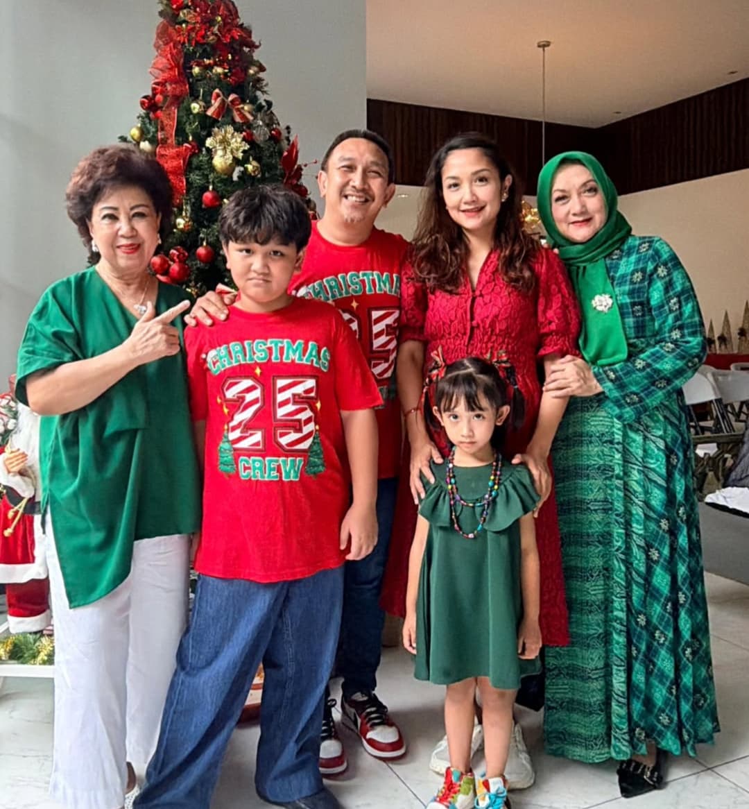Rayakan Natal di Bandung, Augie Fantinus Kumpul Keluarga di Tengah Syuting Film