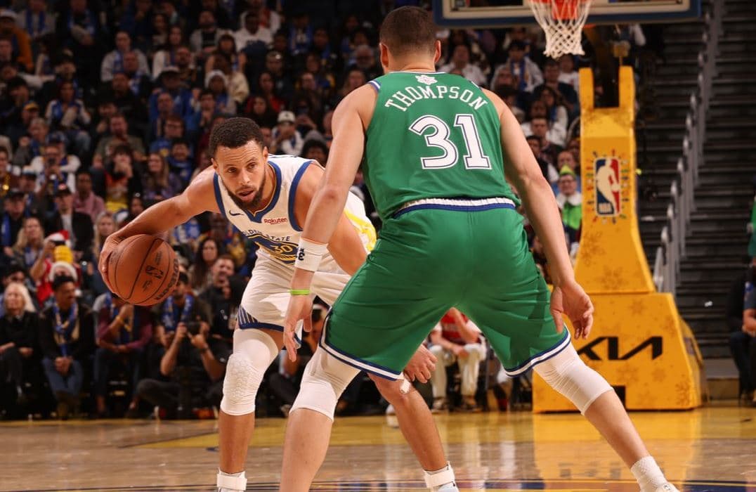 NBA Hari Ini: Stephen Curry Menggila, Warriors Bungkam Mavericks di Laga Spesial Christmas Day