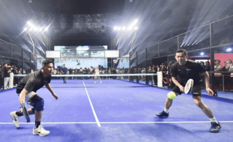 Serunya Duel Wamenpora Taufik Hidayat Versus Atlet Padel Internasional Denise Hoefer