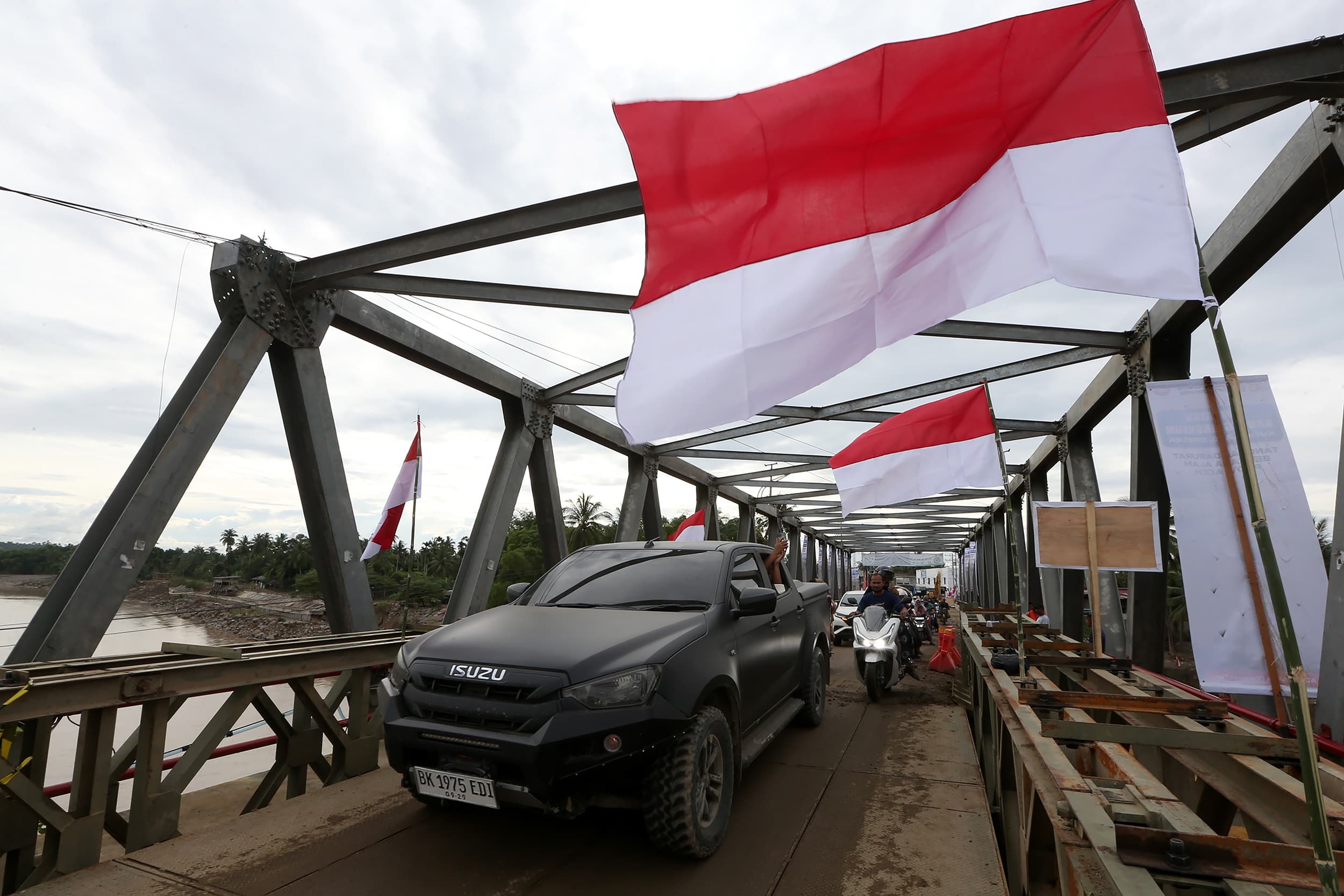 PU Kerahkan Alat Berat Pulihkan Jalan Nasional di Aceh
