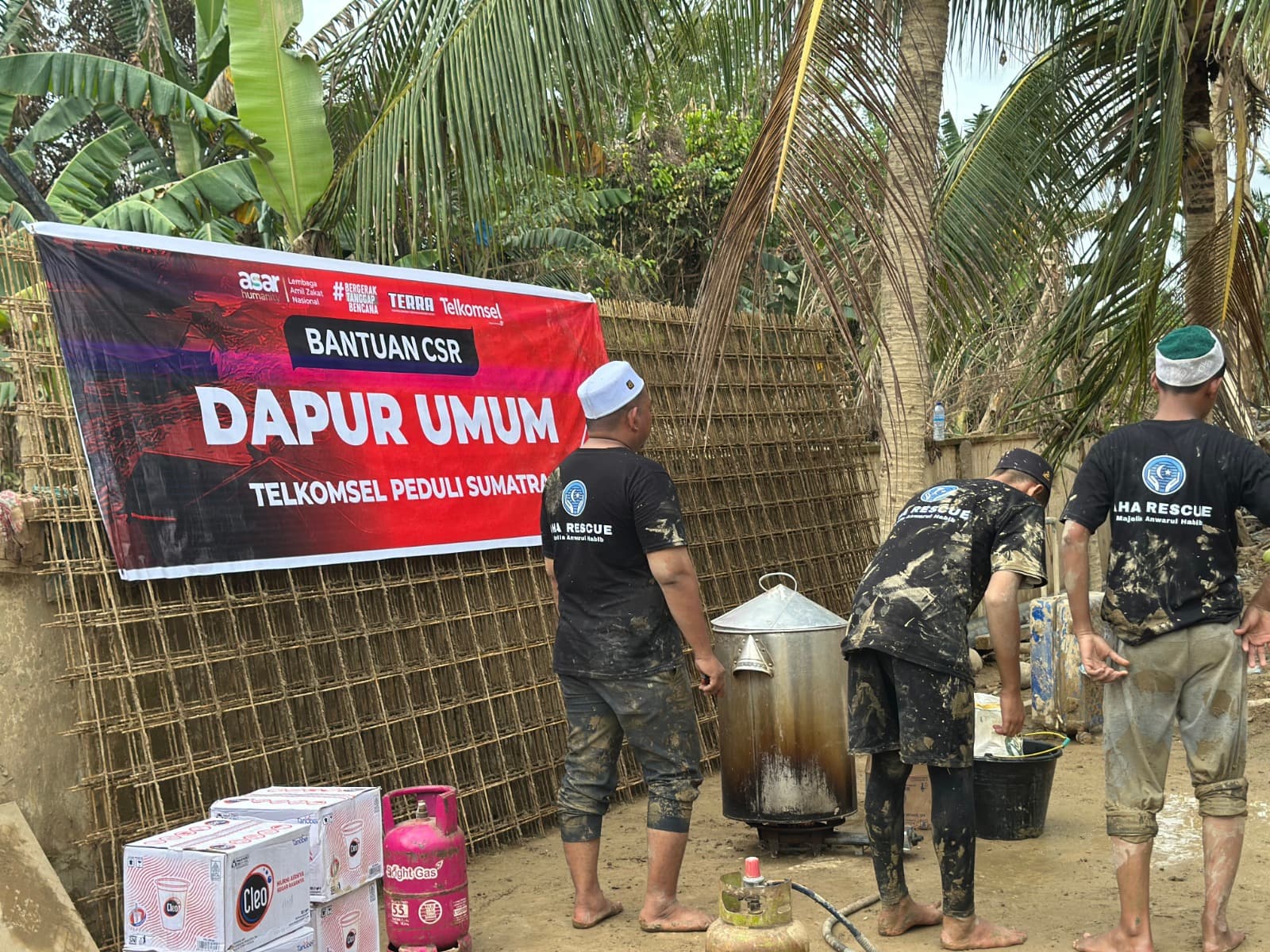 Kolaborasi Aksi Kemanusiaan, Telkomsel Hadirkan Program Air Bersih, Dapur Umum untuk Warga Aceh Tamiang