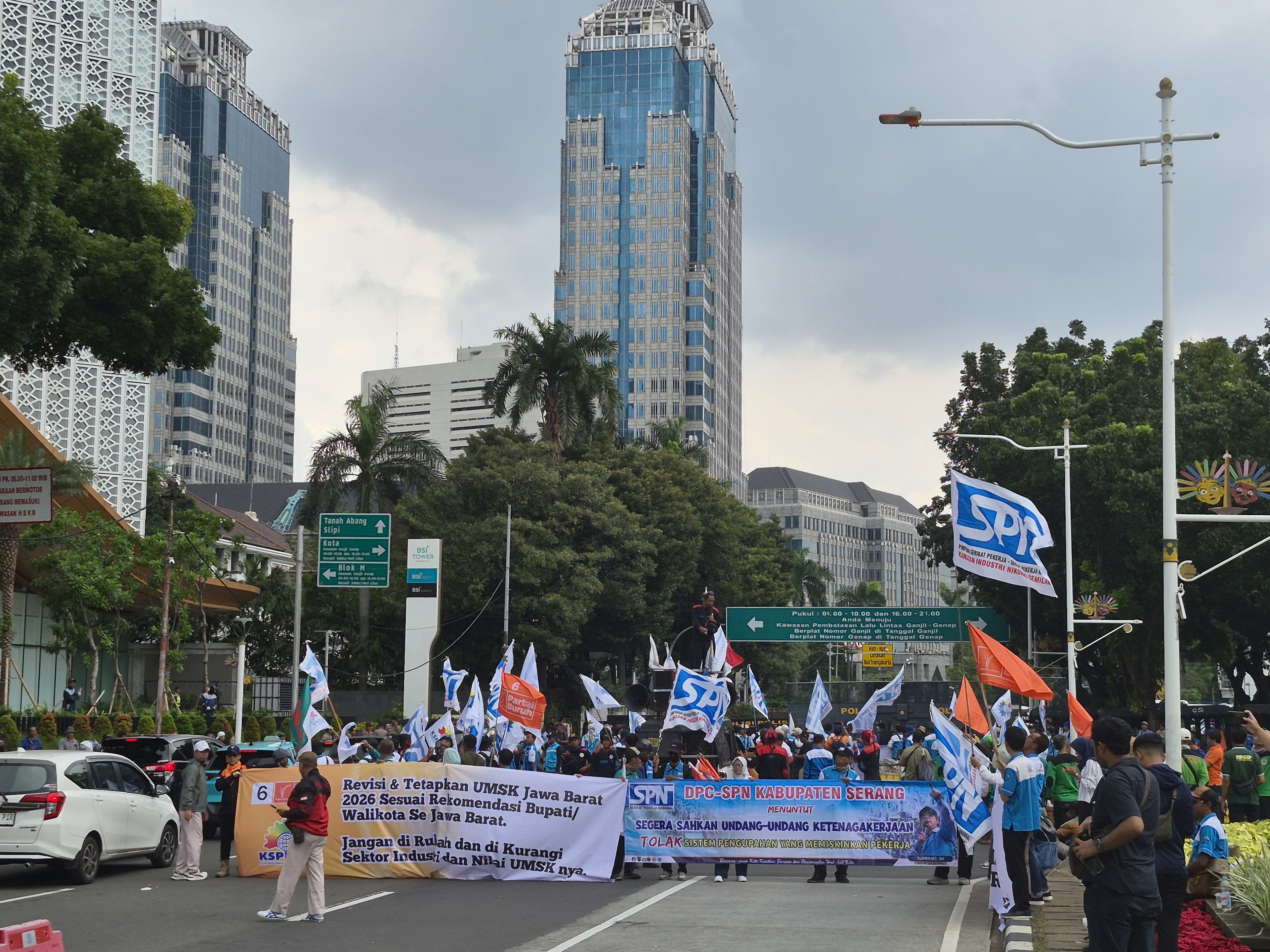 Aliansi Buruh Gelar Aksi Solidaritas, Tolak UMP Jakarta 2026 dan Tuntut Penetapan UMSK Jabar