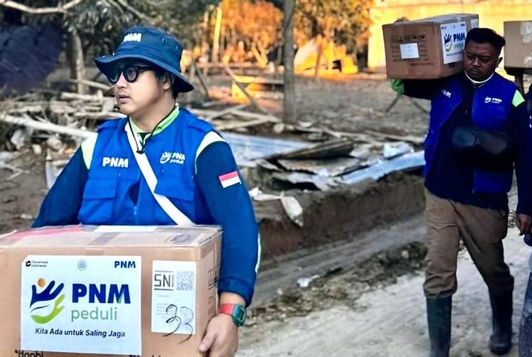 Relawan PNM Kembali Turun Langsung Salurkan Bantuan dan Jadi Penyemangat Korban Bencana