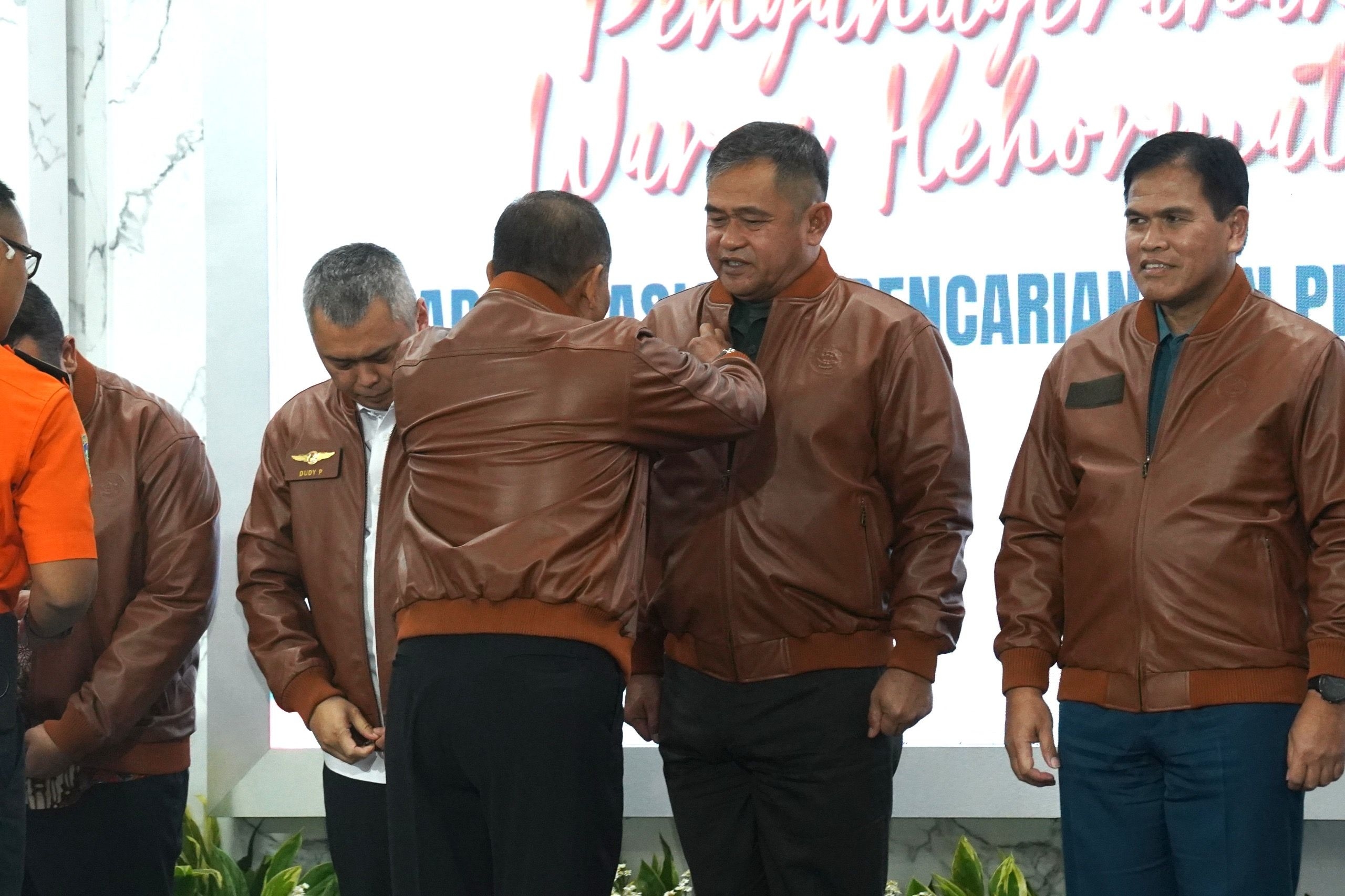 Kasad Dianugerahi Warga Kehormatan Basarnas atas Kontribusi TNI AD di Operasi SAR